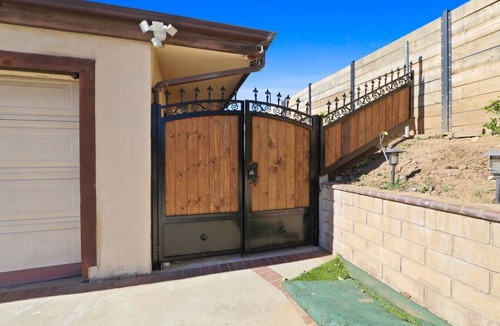 Azusa House | Charming 1 Queen BR 1 private Bath Suite/METRO