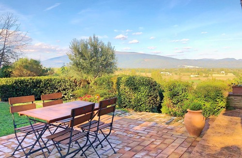 Guzman Apartment | Charming 2-bedroom apartment in a farmhouse near Bevagna with large pool