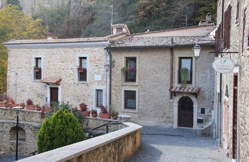 Subiaco Apartment | Charming apartment in a 17th-century building in the historic center.