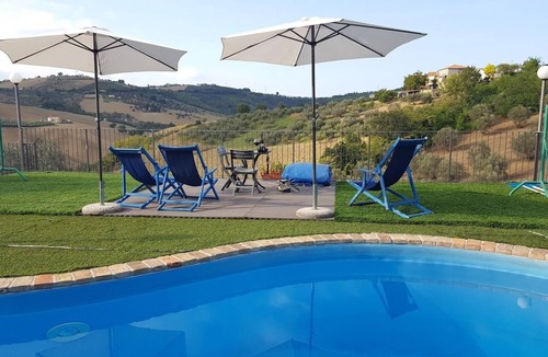 Castilenti House | Charming Countryside Villa with Pool near beaches and mountains