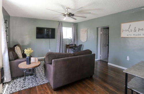 South Redlands House | Charming Getaway | Dog Friendly | King Bed