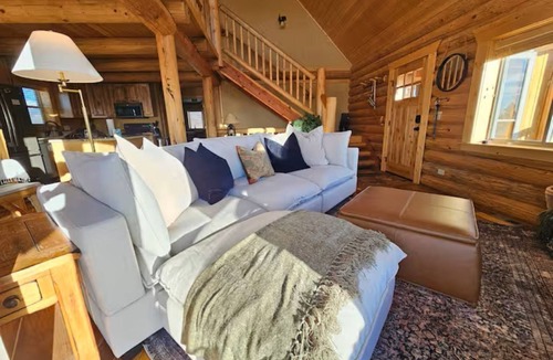 Cripple Creek Cabin | Charming Log Cabin + Mountain Views + Fireplace + Hot Tub + Pet Friendly