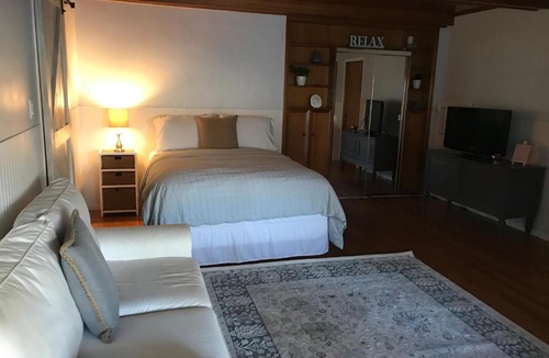 Old Town House | Charming Old Torrance - Private Suite & Bath