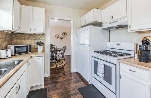South Wrigley Apartment | Chic 1 Bedroom Apartment - WFH Set Up