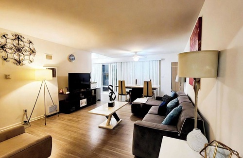 West Los Angeles Apartment | Chic 2-bedroom Residences with WiFi, AC in lovely Los Angeles