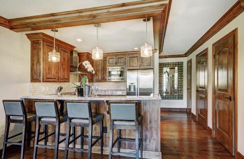Vail Apartment | Chic 2 BRDen Ritz-Carlton Condo with Valley Views