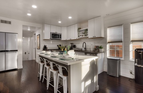 Hawthorne House | Chic 3BR/2BA Oasis + PacMan & Foosball - Sleeps 8 - Minutes to LAX + Beach +SoFi