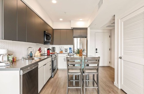 Koreatown Apartment | Chic & Bright, Free Parking, Hot tub + Gym