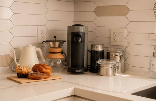 Harbor House | Chic Designer Home, Walkable to Marine Stadium and Minutes to Beach & 2nd Street