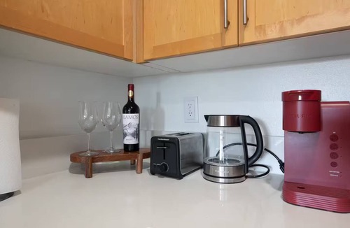 Downtown Apartment | Chic SM Apartment Free Parking & High-Speed Wi-Fi