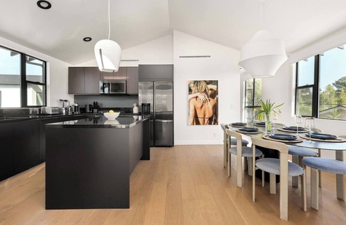 Elysian Heights Apartment | City Oasis, Stunning Panoramic Views