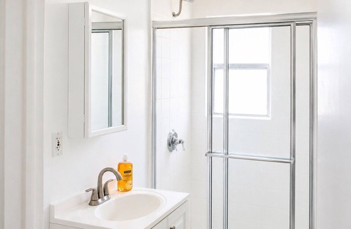 Glendale Apartment | Clean Private Apt in Modern Relaxation