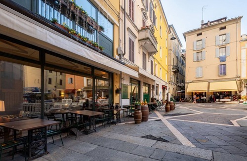 Parma City Centre Apartment | Comfortable 55 sqm apartment in the heart of Parma. The accommodation, which can host up to 4 guests, is located on the first floor of a period building without lift. Please note that there is one step to access the building and stairs to reach the apart