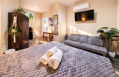 Beverly Grove Apartment | Comfortable Guest Studio by Cedars-Sinai, Beverly Center and Beverly Hills