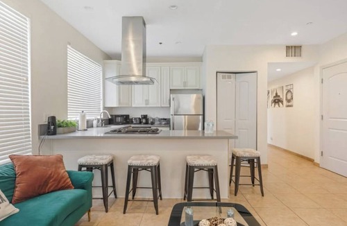 East Hollywood Apartment | Comfy 2bed apartment with Private Balcony, Rooftop, & A/C near Griffith Park