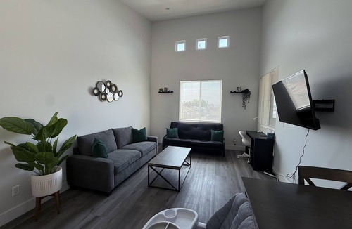 Lawndale Condo | Comfy Cali Condo - Sleeps 8