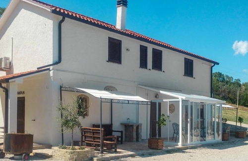 Cologna Spiaggia Villa | Cosy apartment in villa with WIFI, pool, A/C, hot tub, TV, patio, pets allowed and panoramic view