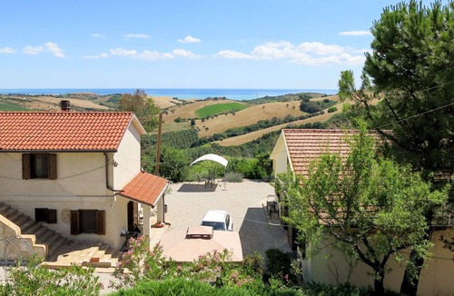 Cologna Spiaggia Villa | Cosy apartment in villa with WIFI, pool, A/C, hot tub, TV, patio, pets allowed and panoramic view