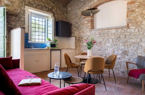 Tavarnelle Val di Pesa Villa | Cosy apartment in villa for 2 guests with pool, WIFI and TV, close to Greve In Chianti