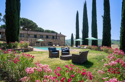 Tavarnelle Val di Pesa Villa | Cosy apartment in villa for 2 guests with pool, WIFI and TV, close to Greve In Chianti