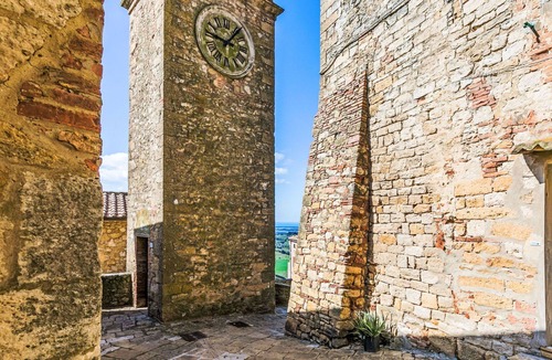 Casale Marittimo Apartment | Cosy apartment for 6 guests with pool, WIFI, TV, patio and pets allowed