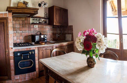 Allerona Apartment | Cosy apartment for 6 people with WIFI, pool, TV, patio, pets allowed and panoramic view