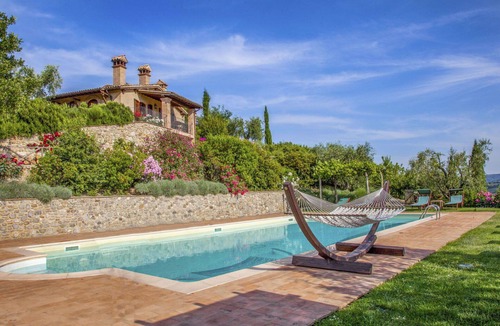 Allerona Apartment | Cosy apartment for 6 people with WIFI, pool, TV, patio, pets allowed and panoramic view