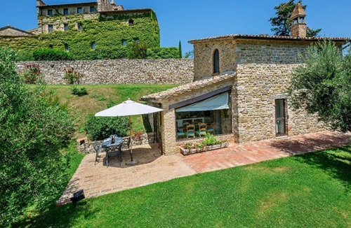 Umbertide Apartment | Cosy apartment for 8 people with pool, WIFI, A/C, TV, panoramic view and parking