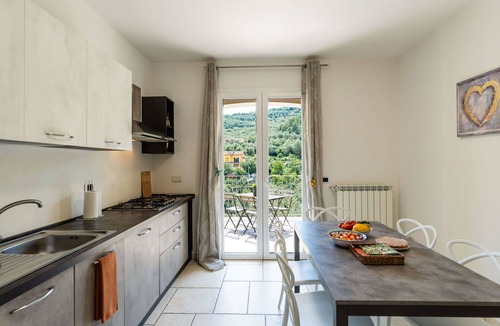 Pontedassio Apartment | Cosy apartment for 6 people with WIFI, pool, patio and pets allowed