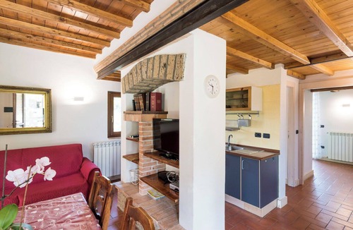 Montefiascone Villa | Cosy apartment in villa with hot tub, pool, WIFI, TV, patio, pets allowed and panoramic view