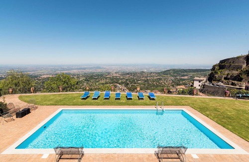 Rocca di Papa Villa | Cosy apartment in villa for 13 guests with A/C, WIFI, private pool, TV and patio