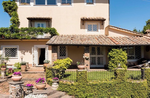 Rocca di Papa Villa | Cosy apartment in villa for 13 guests with A/C, WIFI, private pool, TV and patio