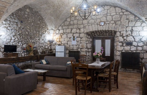 Bagnoregio Villa | Cosy apartment in villa for 8 people with WIFI, pool, TV, patio and pets allowed