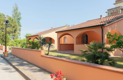 Lido degli Estensi House | Cosy apartment in villa for 6 people with WIFI, pool, A/C, TV, terrace and pets allowed