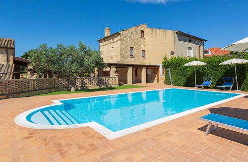 Crecchio House | Cosy apartment in villa for 4 guests with WIFI, pool, TV and terrace