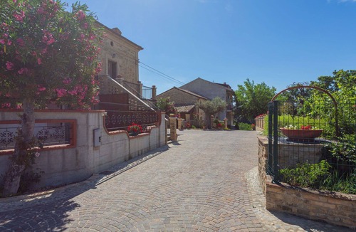 Crecchio House | Cosy apartment in villa for 4 guests with WIFI, pool, TV and terrace