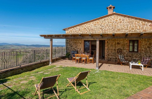 Scansano House | Cosy apartment in villa for 3 people with WIFI, patio, pets allowed and panoramic view