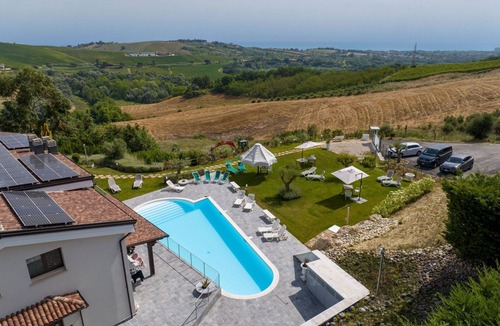 Citta Sant'Angelo Villa | Cosy apartment in villa with pool, A/C, WIFI, TV, patio, pets allowed and panoramic view