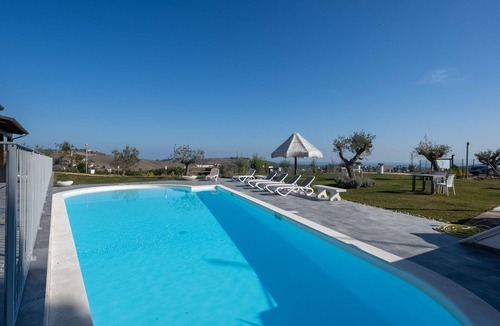 Citta Sant'Angelo Villa | Cosy apartment in villa with pool, A/C, WIFI, TV, patio, pets allowed and panoramic view