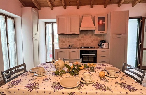 Valloria House | Cosy apartment in villa for 4 guests with WIFI, TV, patio and pets allowed