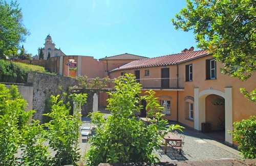 Sestri Levante Villa | Cosy apartment in villa for 6 people with WIFI, TV and pets allowed