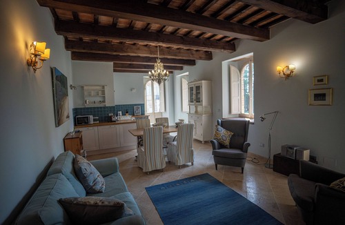 Amandola Apartment | Cosy apartment on a tranquil estate with shared pool & mountain views