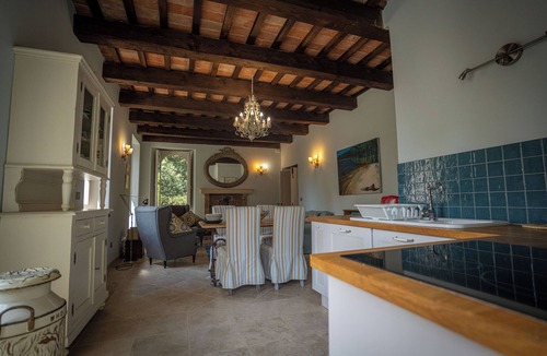 Amandola Apartment | Cosy apartment on a tranquil estate with shared pool & mountain views