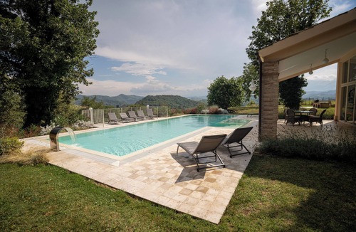 Amandola Apartment | Cosy apartment on a tranquil estate with shared pool & mountain views