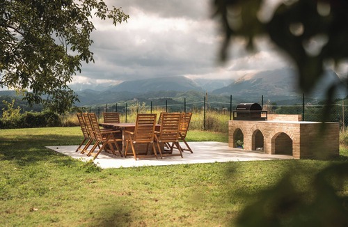 Amandola Apartment | Cosy apartment on a tranquil estate with shared pool & mountain views