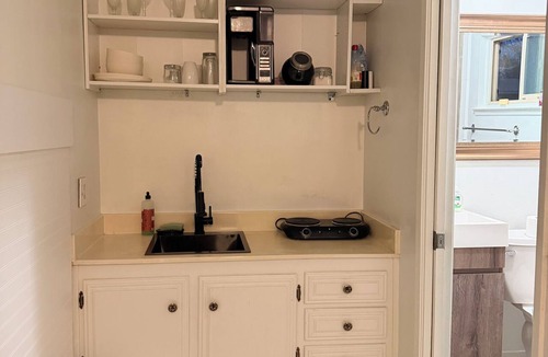 Lancaster Apartment | Cozy 1-bedroom 2 bed studio Lancaster