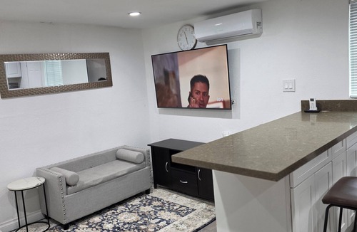 Los Angeles Apartment | Cozy 2-bedroom apartment in charming Los Angeles with AC