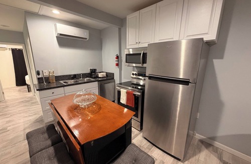 Claremont Apartment | Cozy 2-bedroom apartment in enchanting Claremont with AC