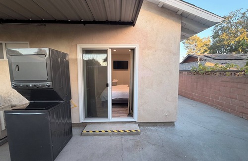 Claremont Apartment | Cozy 2-bedroom apartment in enchanting Claremont with AC