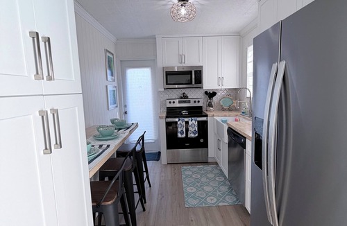 Rock Harbor House | Cozy 2-bedroom house in Key Largo- Steps from the Boat Ramp!